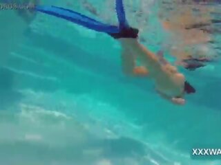 Hebat rambut coklat perempuan cabul permen swims di bawah air
