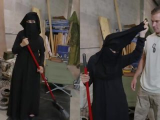 游览 的 赃物 - 穆斯林 女人 sweeping 地板 得到 noticed 由 转身 上 美国人 soldier