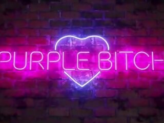 Cosplays mademoiselle har först kön film med en fläkt av purple streetwalker