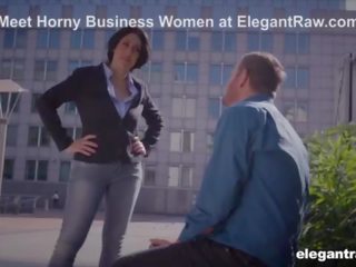 Бізнес жінка ластівки в той час як робота
