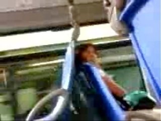 Klovaný pták bliká na exciting žena v the autobus