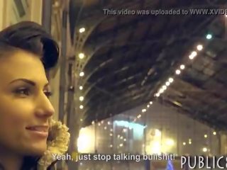 Tsjechisch schoolmeisje uitgezocht omhoog op trein station en geneukt voor contant