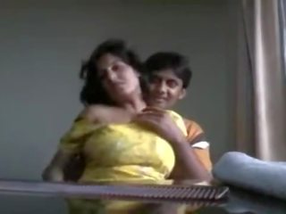 Indické párov veľký prsia hrať