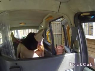 Taksówka kierowca pieprzy ogromny cycki gwiazda porno na bezpieczeństwo kamery