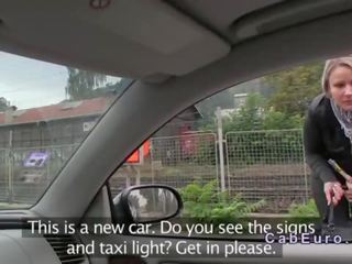 Falso taxi conductor folla rubia al aire libre desde detrás